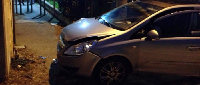 Immagine 4: L'Opel Corsa finisce contro il muro della Paravento