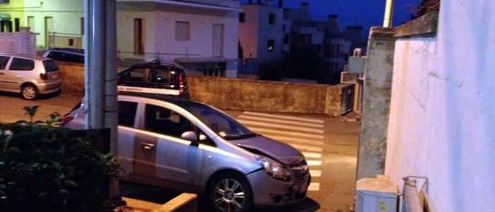 Immagine 2: L'Opel Corsa finisce contro il muro della Paravento