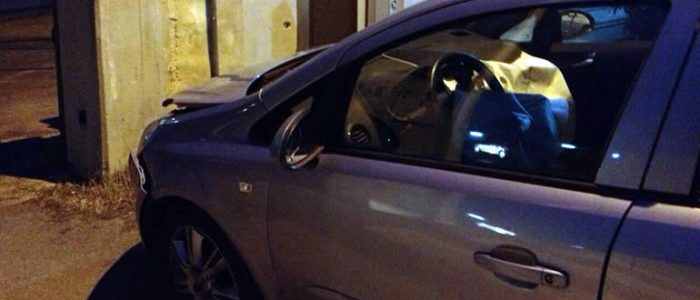 Immagine 3: L'Opel Corsa finisce contro il muro della Paravento