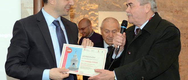 Immagine 2: Conferenza sulle staminali: grande riscontro per l'UTEN - Il presidente UTEN, Cesareo Putignano,  premia il prof. Intini