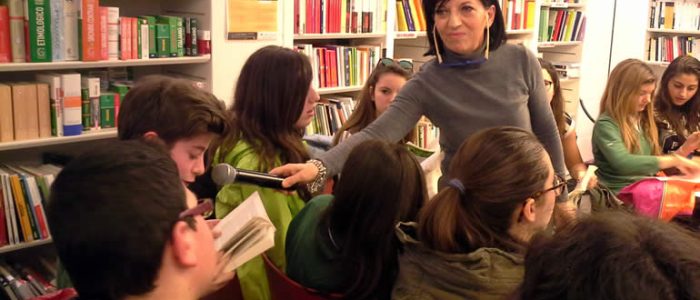 Immagine 2: Gli alunni della 'Pascoli-Cappuccini' incontrano gli scrittori alla libreria Laterza - La Prof.ssa Angela Durante con gli alunni