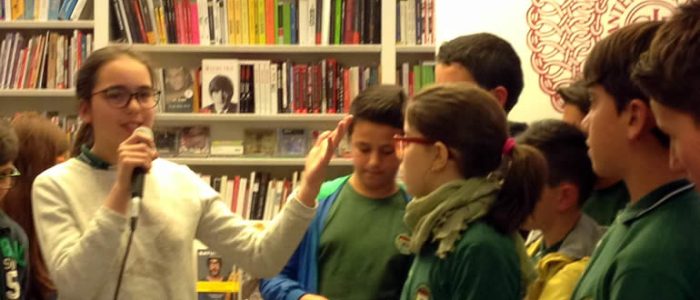 Immagine 3: Gli alunni della 'Pascoli-Cappuccini' incontrano gli scrittori alla libreria Laterza - I ragazzi della IA - Scuola Pascoli