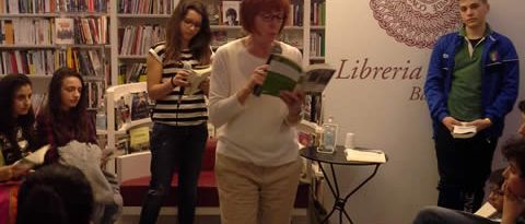 Immagine 4: Gli alunni della 'Pascoli-Cappuccini' incontrano gli scrittori alla libreria Laterza - La scrittrice Daniela Morelli