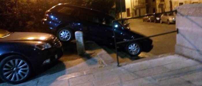 Immagine 2: Auto giù per le scale di Piazza Garibaldi