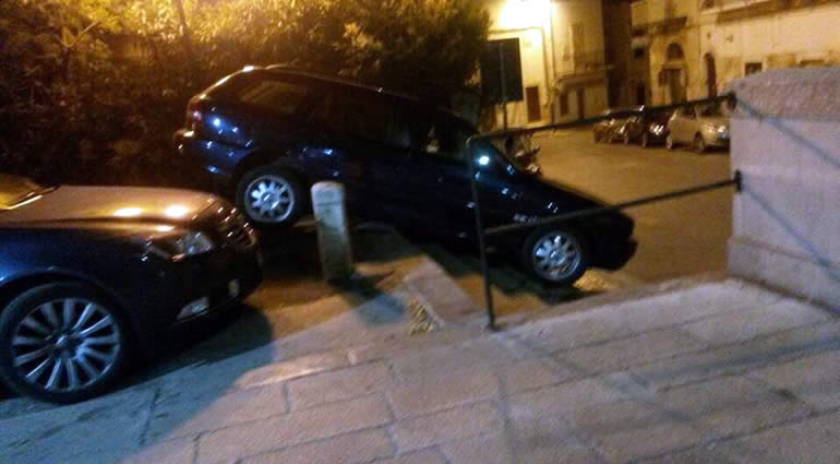 Auto giù per le scale di Piazza Garibaldi