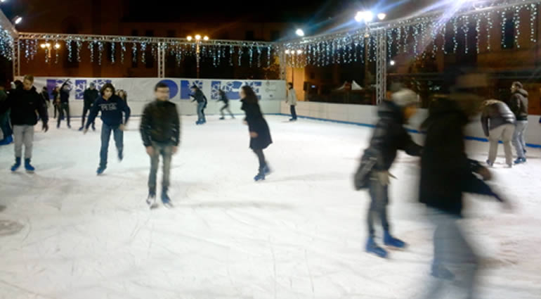 Una pista di pattinaggio in piazza Garibaldi