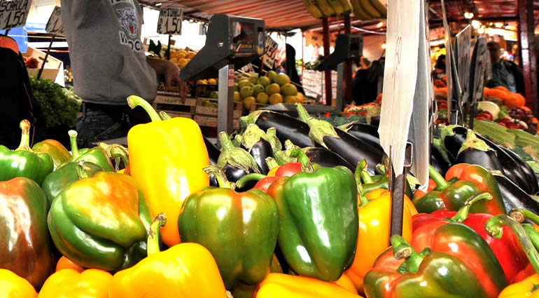 Fruttivendoli contro ambulanti, serve chiarezza