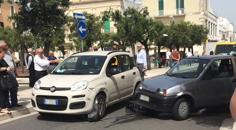 Piccolo incidente in Piazza Garibaldi