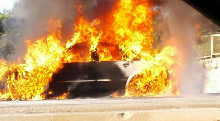 Audi 80 in fiamme su via Gioia