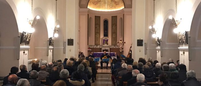 Immagine 2: Mons. Intini saluta i nocesi con Gli Amici del Plettro