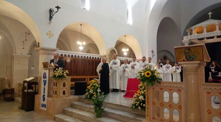 Il coro di Padre Santolla nel Requiem Latinum