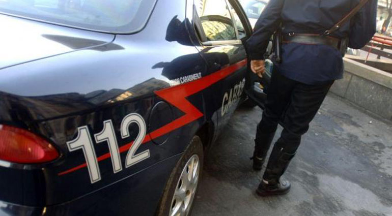 Minaccia giovanissimi con un coltello: arrestato albanese