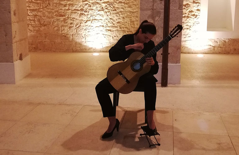 Risplende a Noci la chitarra di Carlotta Dalia