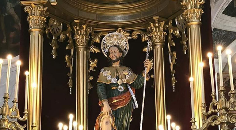 Noci riabbraccia la statua di San Rocco