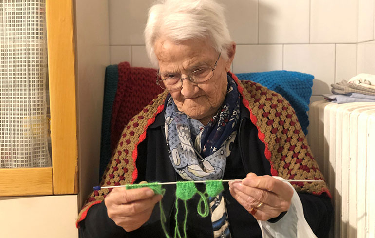 Nonna Annina, le sue scarpette per la solidarietà