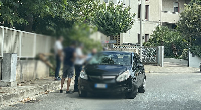 Via Vasconi: sbarra colpisce due auto