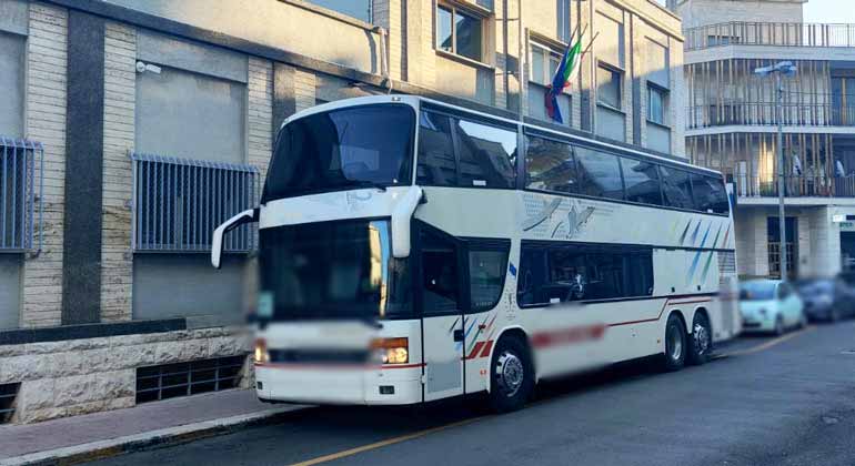 In servizio con la revisione scaduta, Polizia sequestra autobus