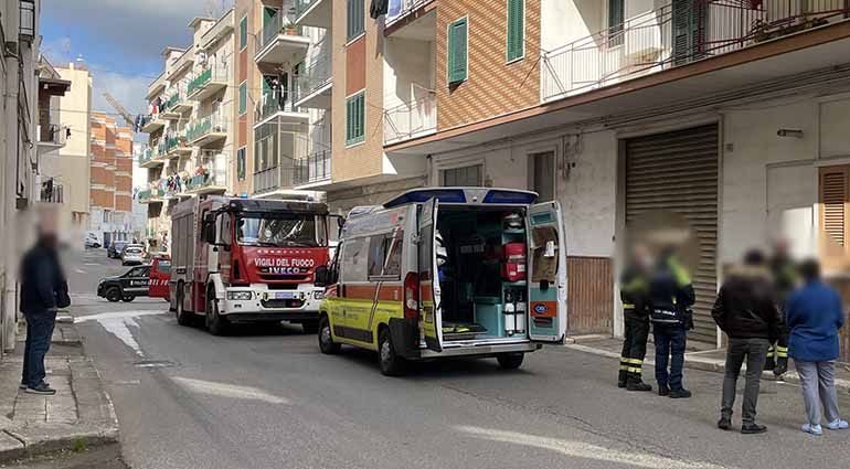 Malore in casa. Salvata dai vicini